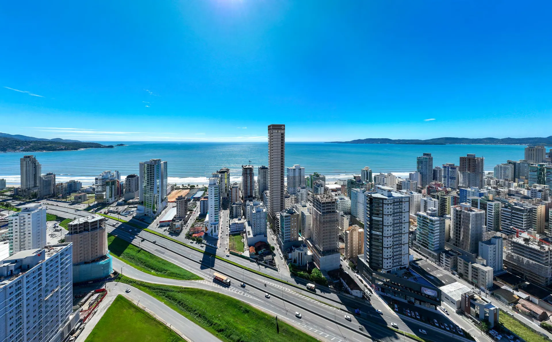 Vista aérea de Itapema com o Edifício Clarté no skyline, Itapema/SC