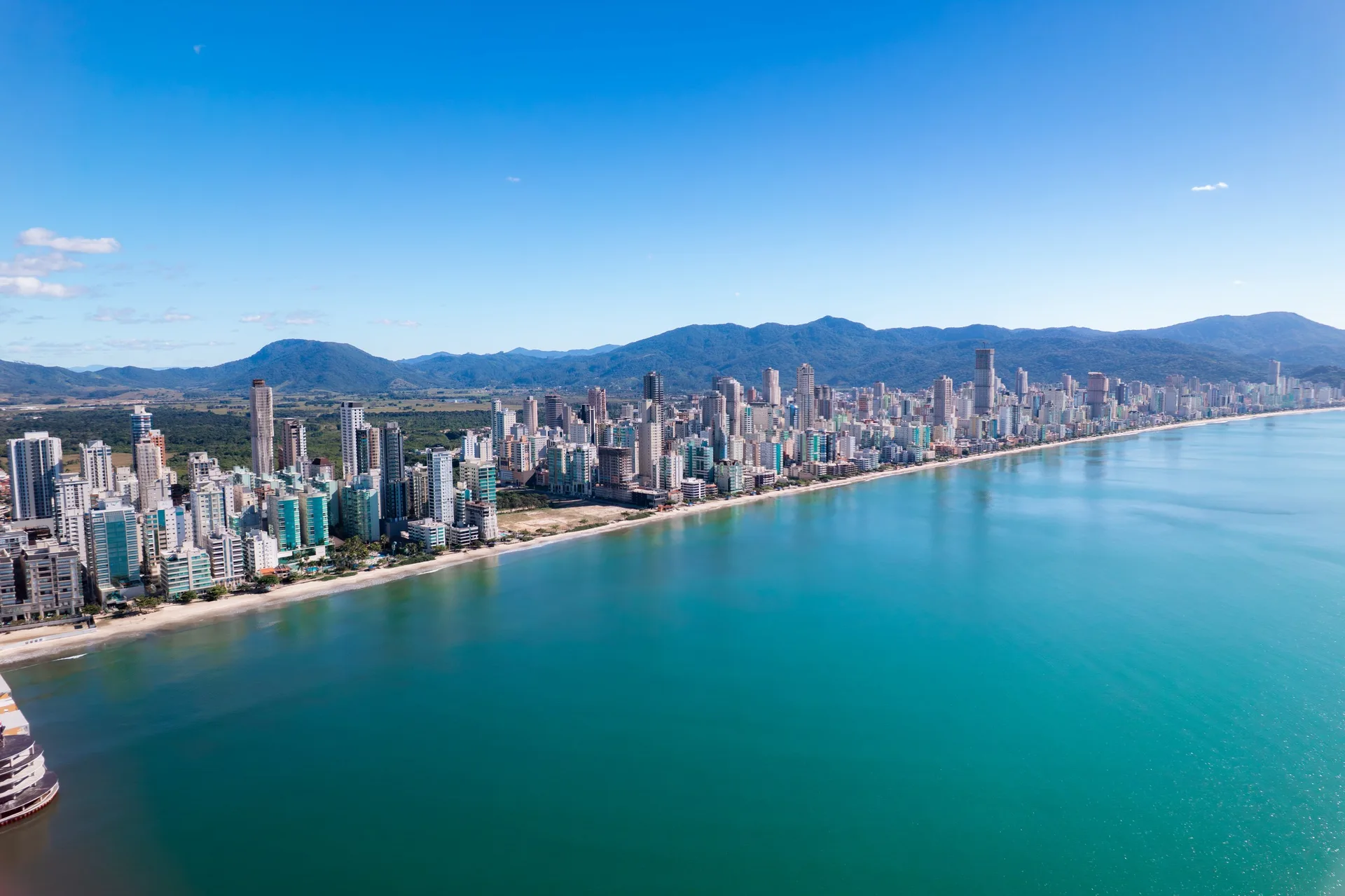 Vista aérea da Praia Central de Itapema — SC