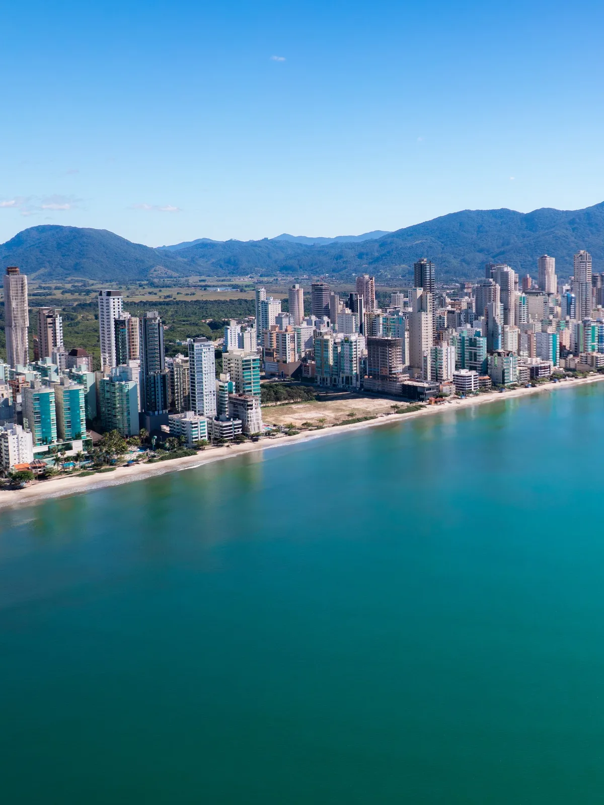Vista aérea da orla da Praia Central de Itapema — SC