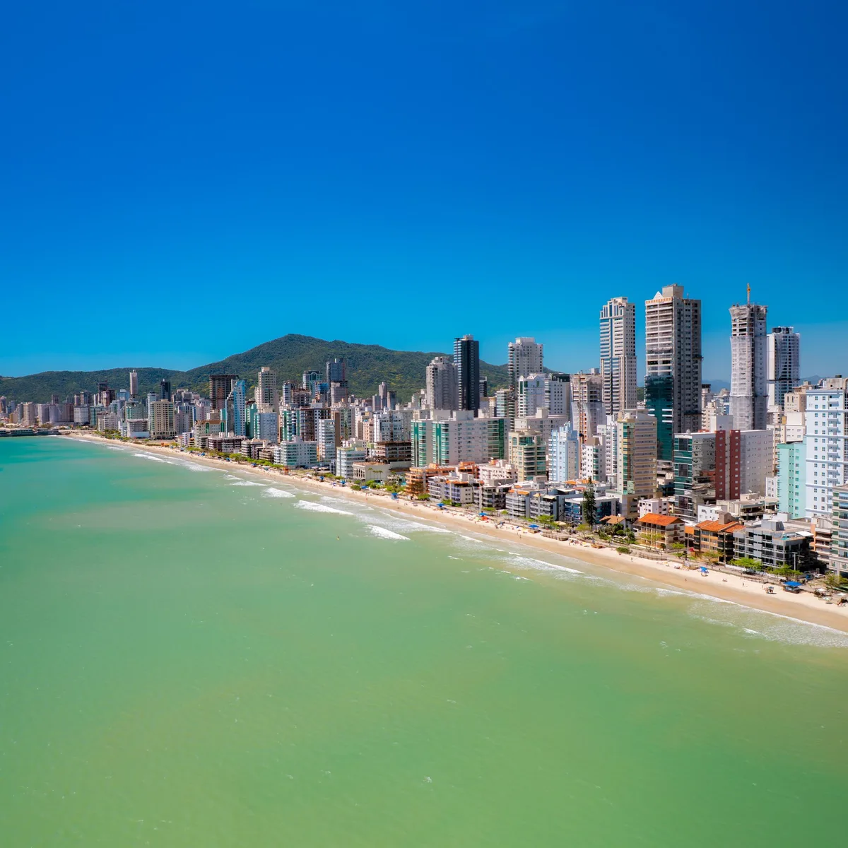 Praia de águas esmeralda em Itapema