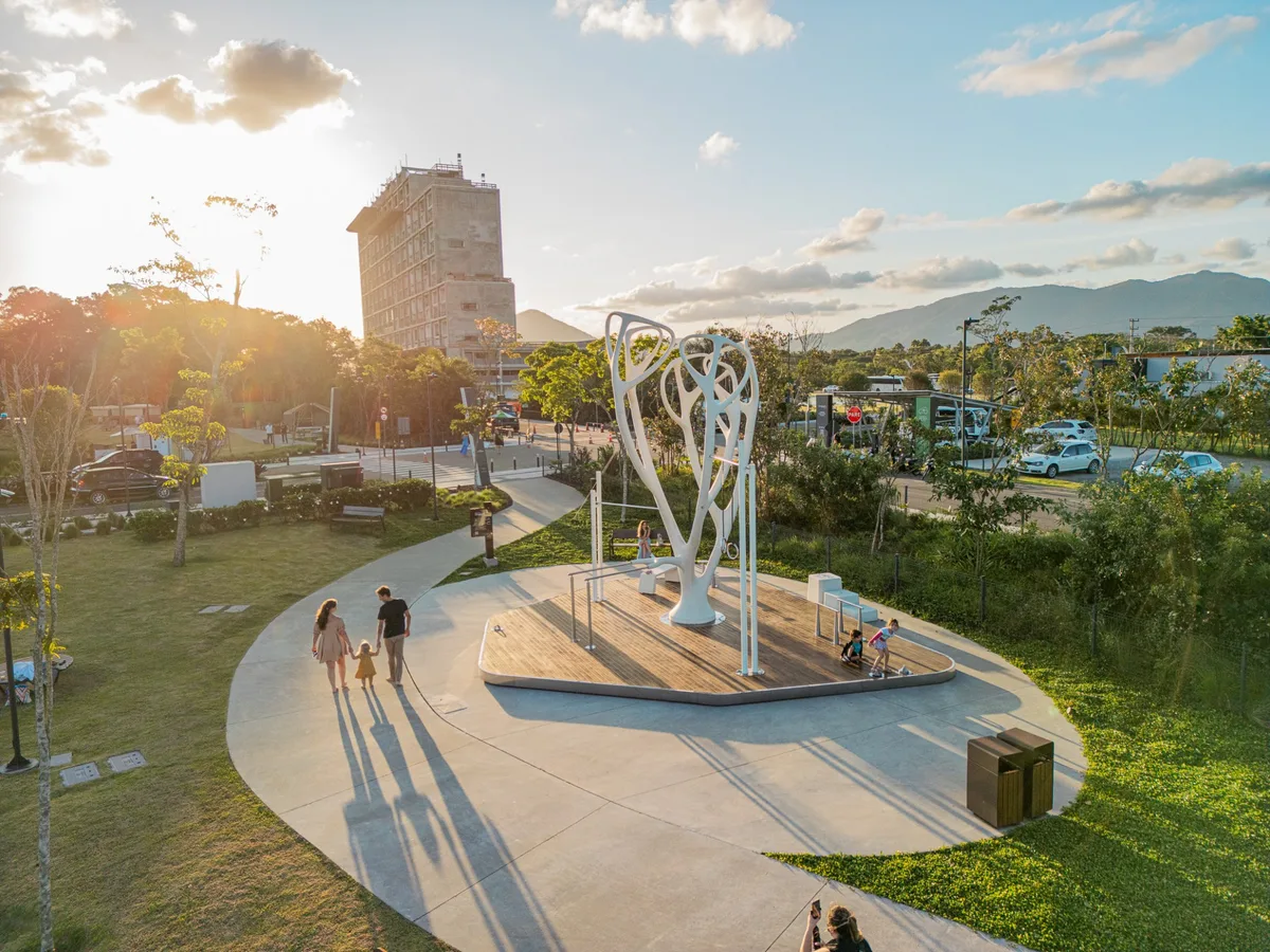 Praça à beira-mar em Porto Belo — SC