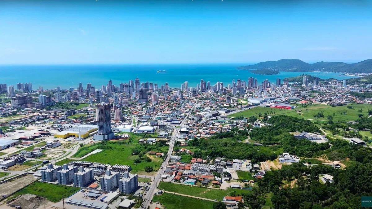 Vista aérea de Porto Belo com o mar da Costa Esmeralda