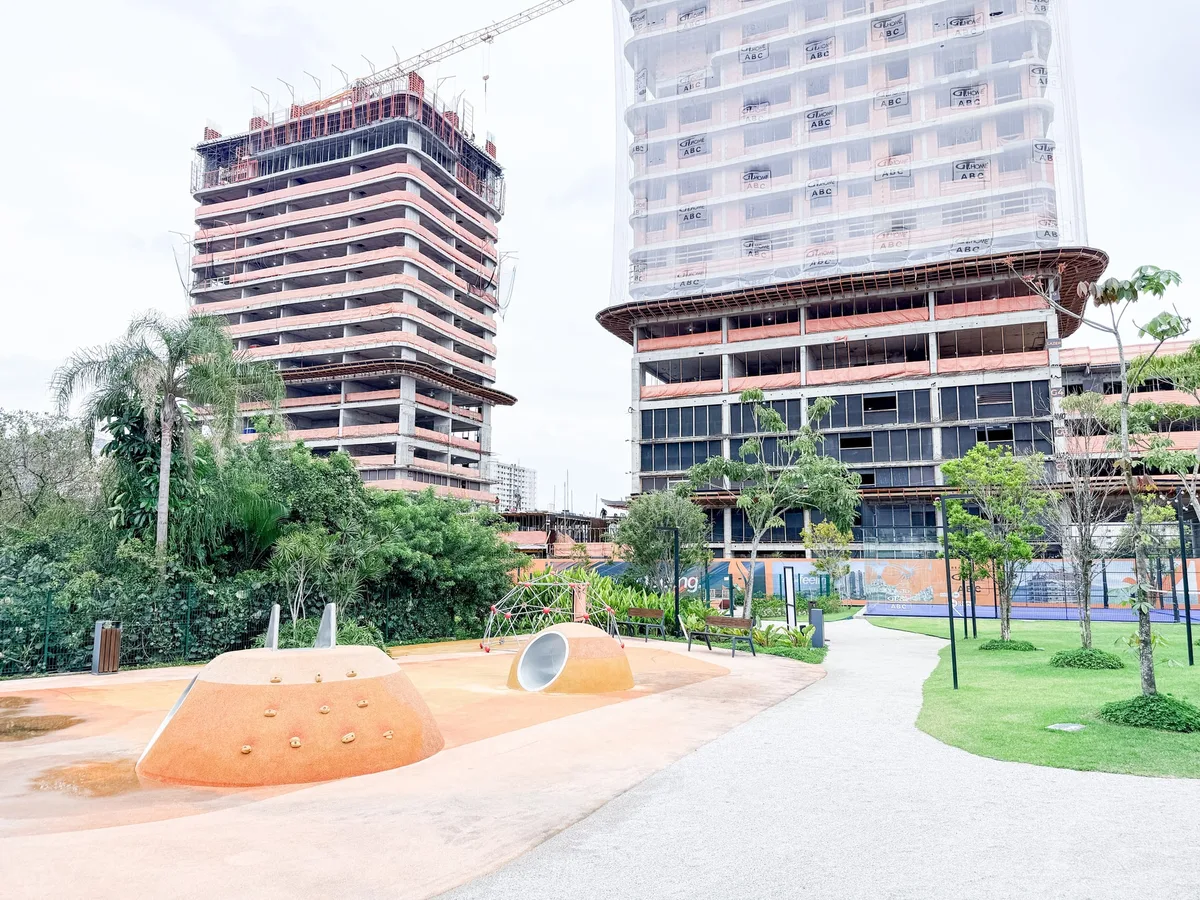Playground ao pé das torres do Lagom Perequê em construção