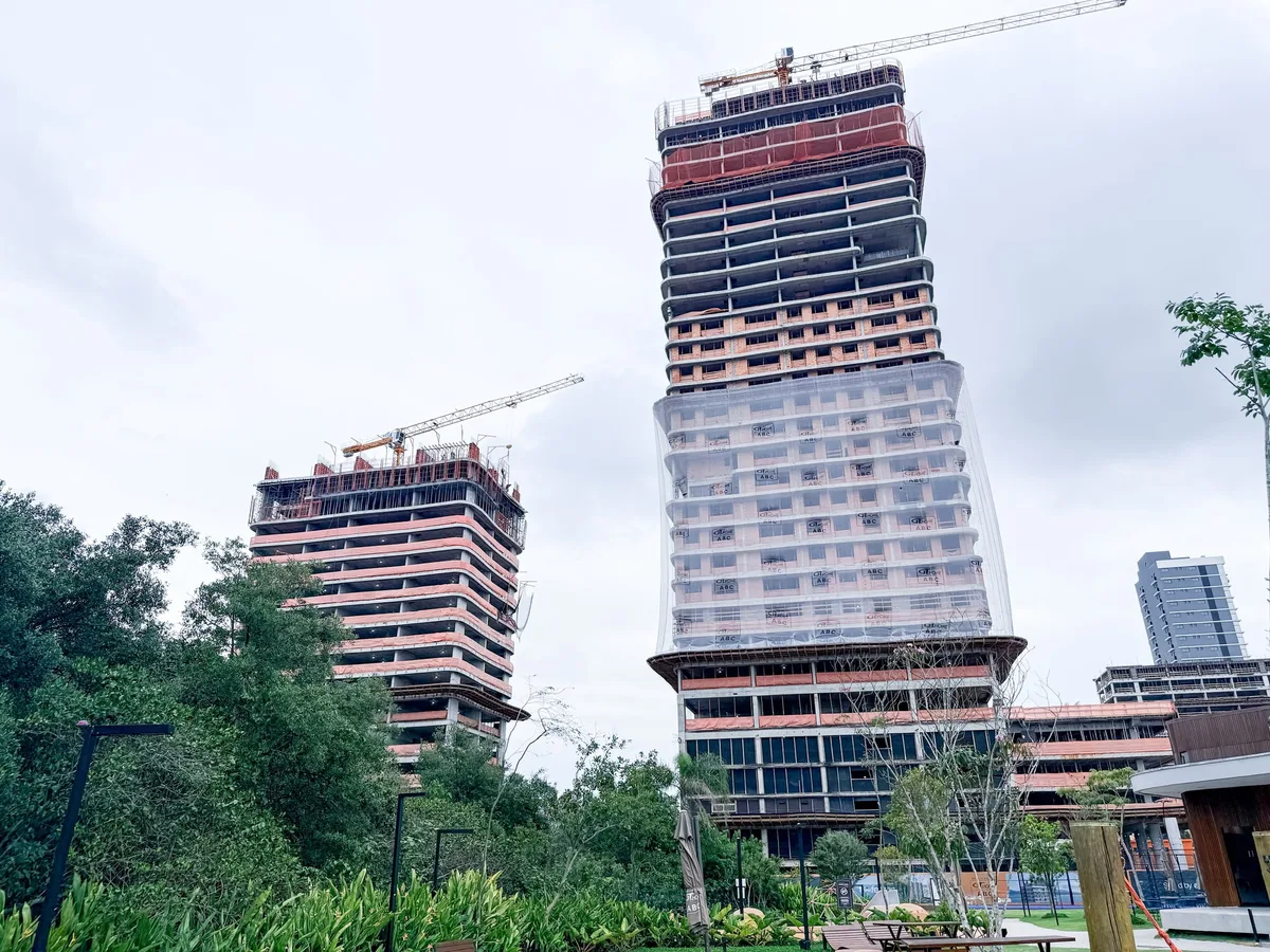 Duas torres do Lagom Perequê em construção, com as gruas no topo
