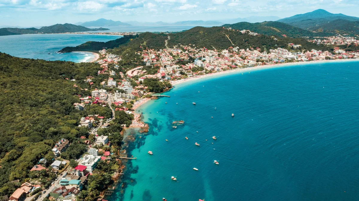 Praias de Porto Belo, na Costa Esmeralda, vistas de cima